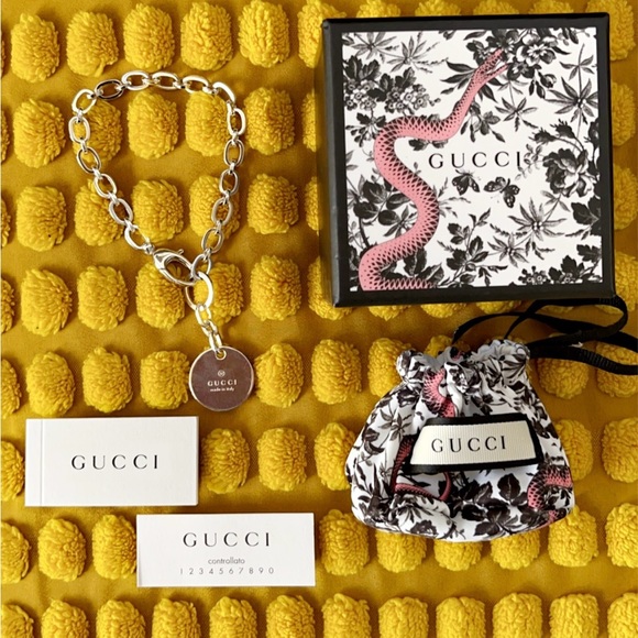AUTHENTIC NEW GUCCI LOGO SILVER ROUND TAG TRADEMARK CHARM BRACELET - Picture 2 of 3